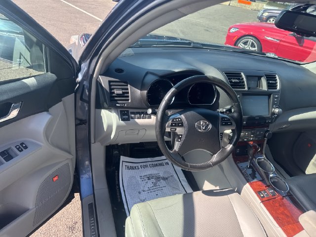 Used 2012 Toyota Highlander Limited w/ Tow Pkg AWD/4WD image 13