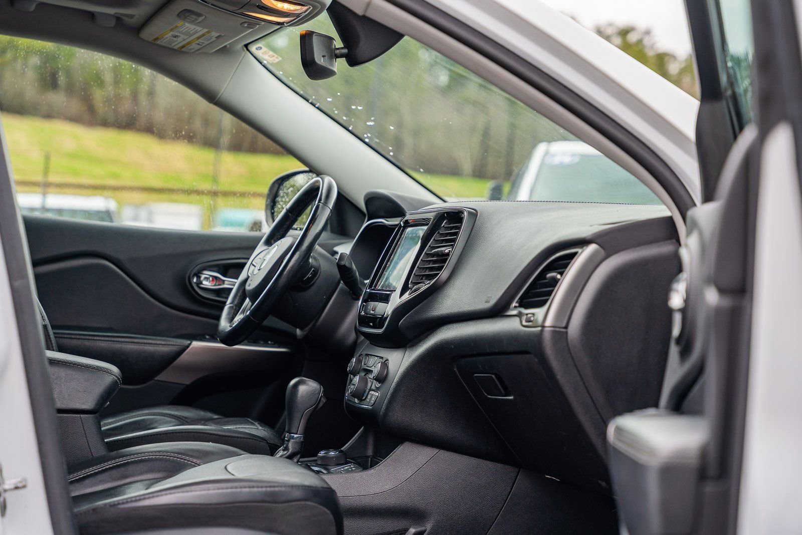 Used 2019 Jeep Cherokee Limited image 13