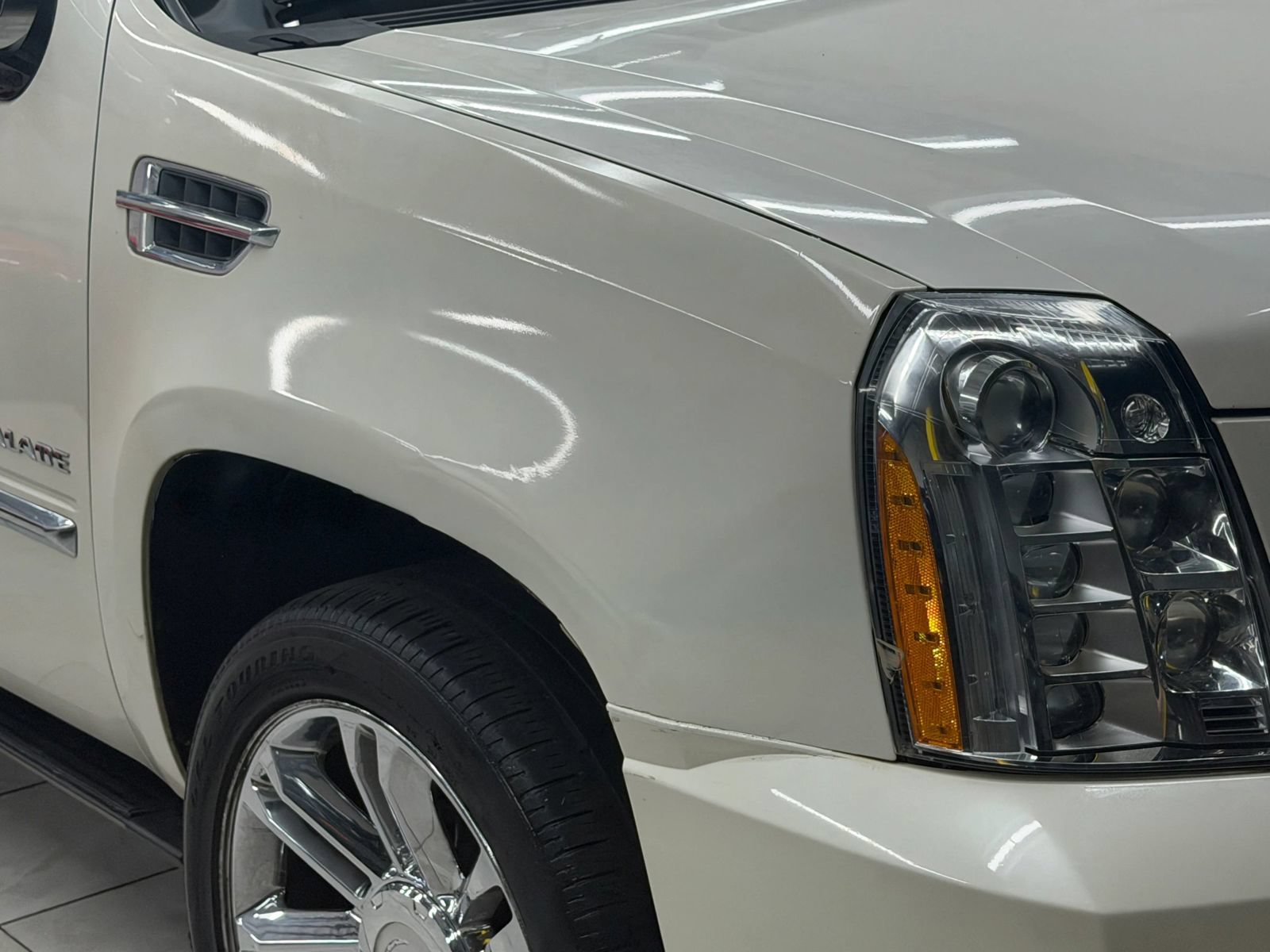 Used 2011 Cadillac Escalade Platinum AWD/4WD image 6