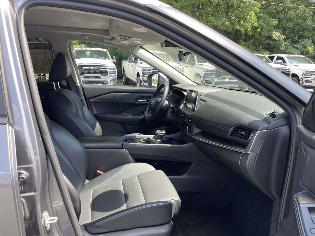 Used 2025 Nissan Rogue SV w/ SV Premium Package FWD image 15
