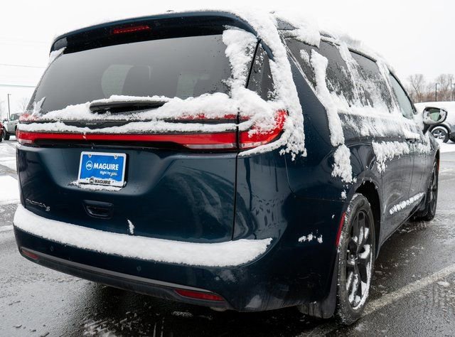 Used 2023 Chrysler Pacifica Touring-L w/ S Appearance Package image 6
