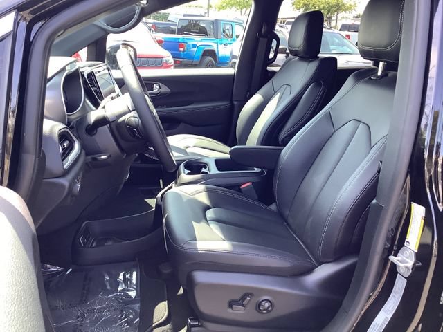Used 2025 Chrysler Voyager LX FWD image 8