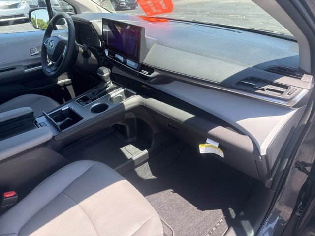 Used 2025 Toyota Sienna XLE image 16