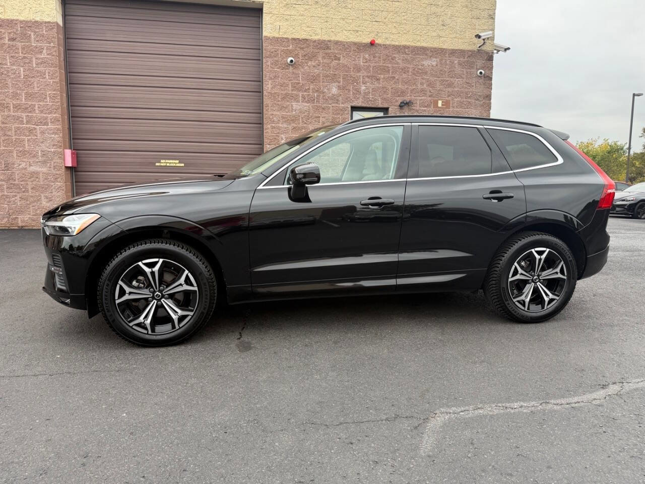 Used 2022 Volvo XC60 B5 Momentum image 2