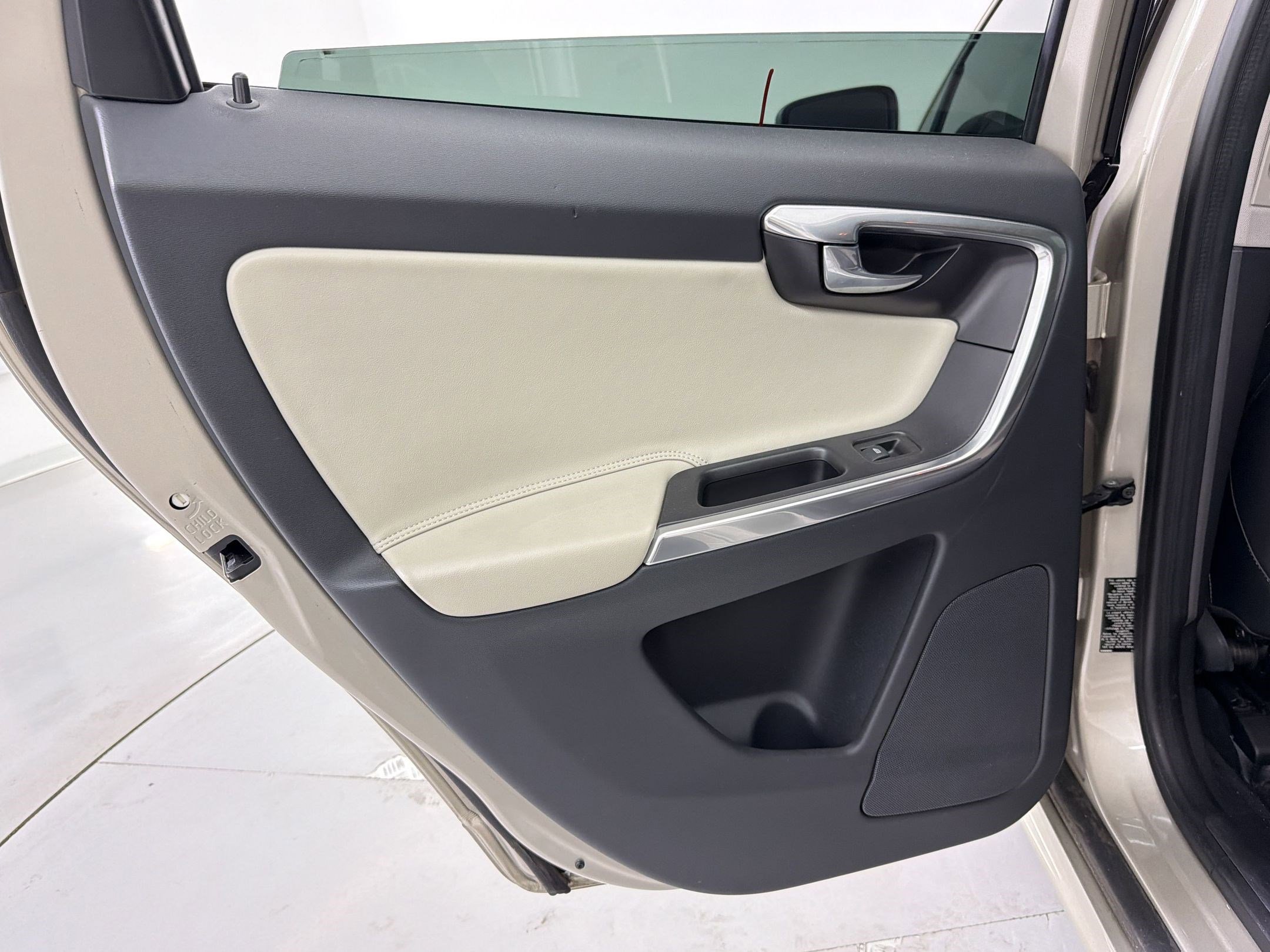 Used 2017 Volvo XC60 T5 Dynamic w/ Preferred Option Package FWD image 25