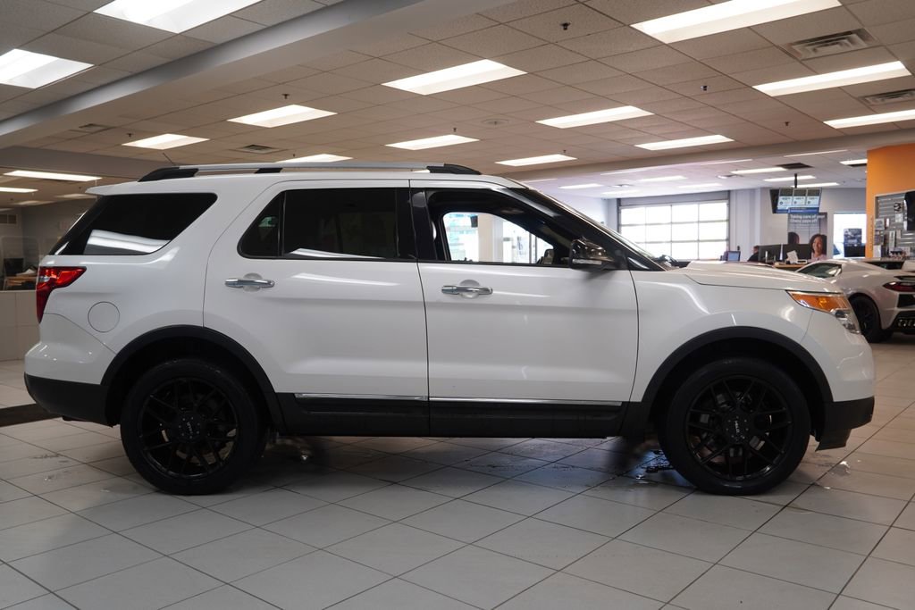 Used 2014 Ford Explorer XLT w/ Equipment Group 202A AWD/4WD image 14