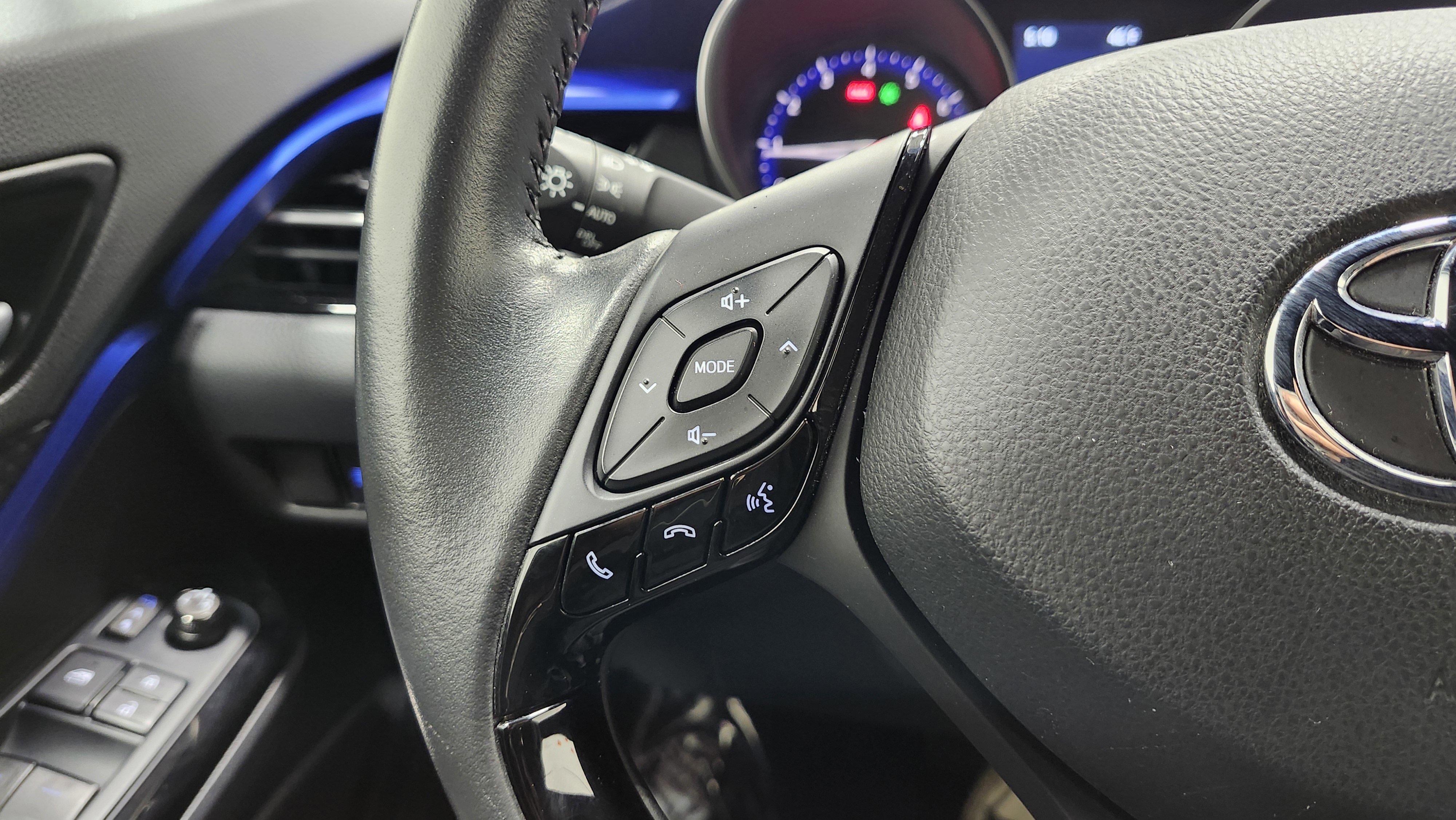 Used 2022 Toyota C-HR XLE image 28