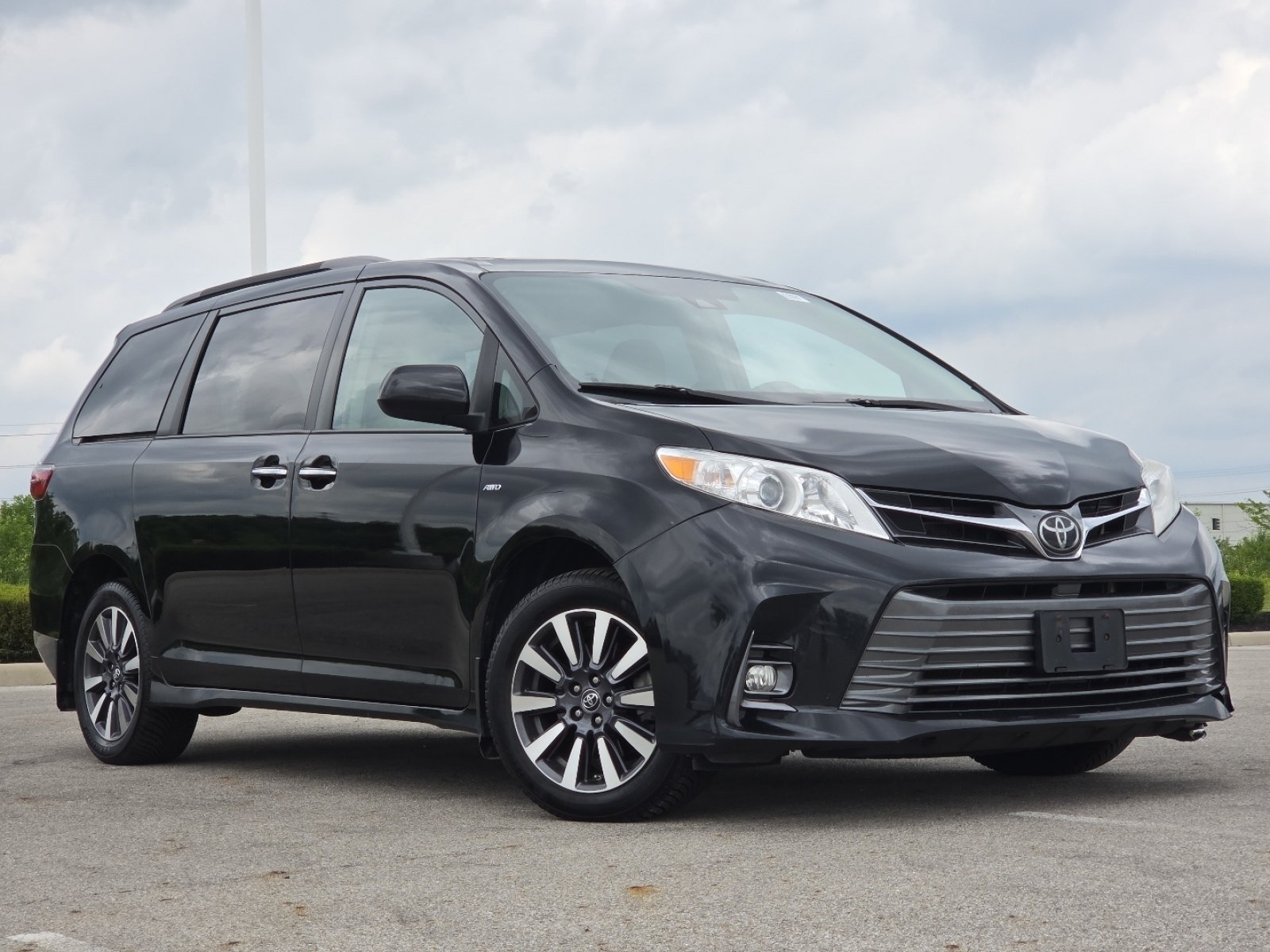 Used 2019 Toyota Sienna XLE w/ XLE Navigation Package AWD/4WD image 2