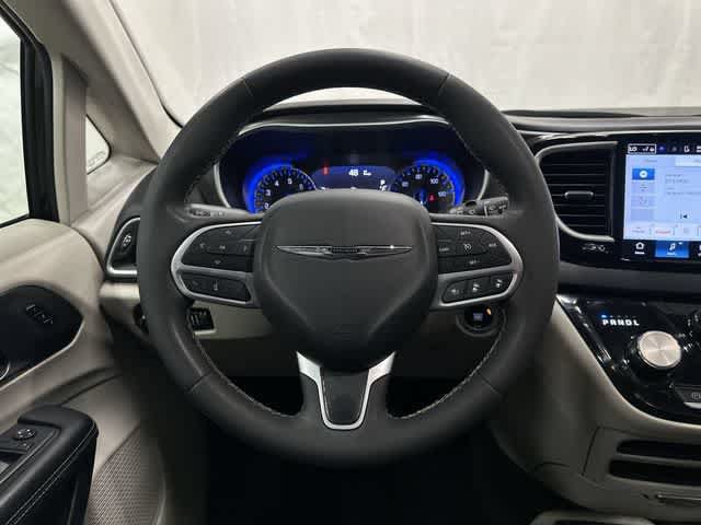 Used 2024 Chrysler Pacifica Touring-L FWD image 15