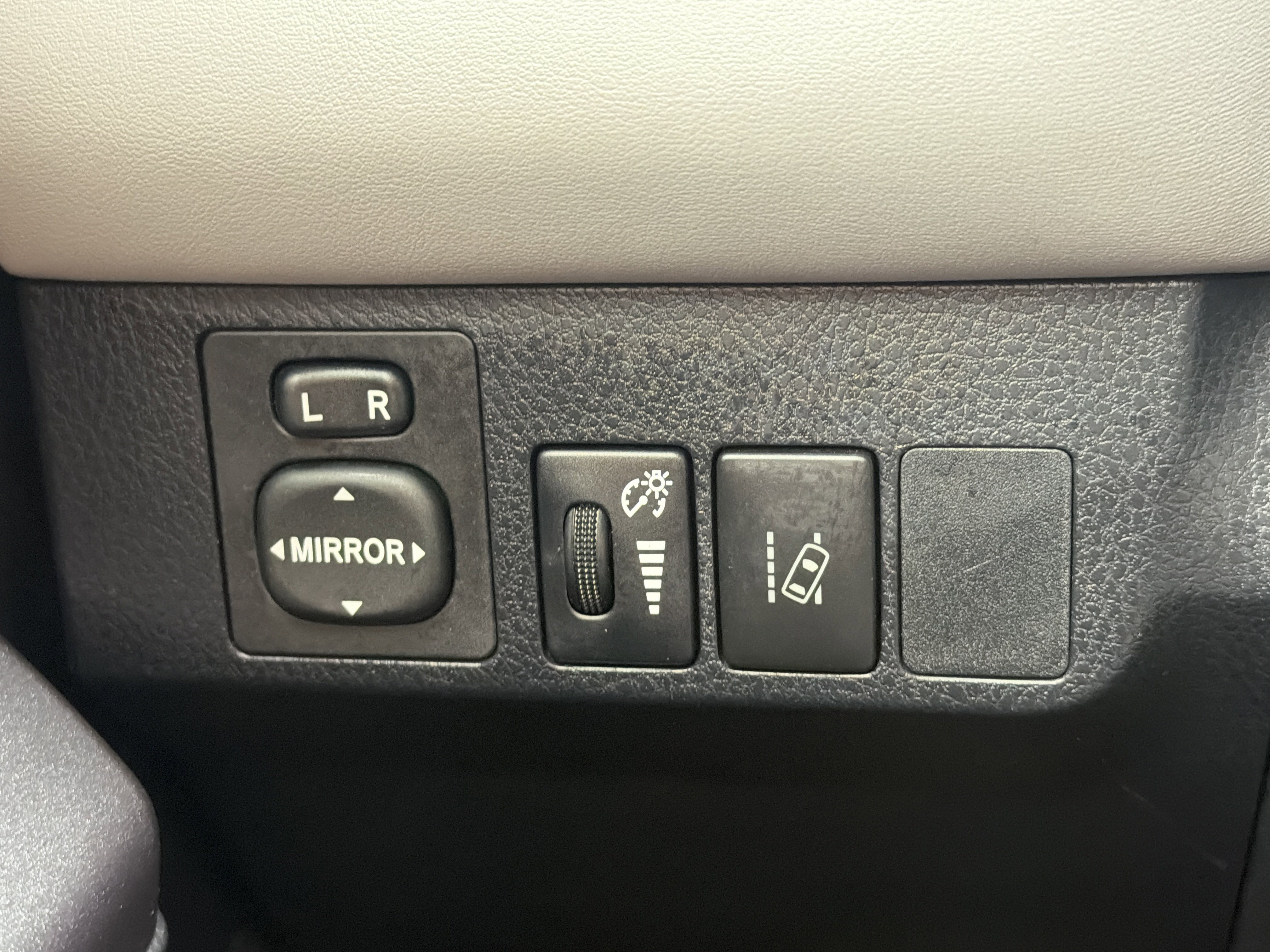 Used 2018 Toyota RAV4 XLE image 25