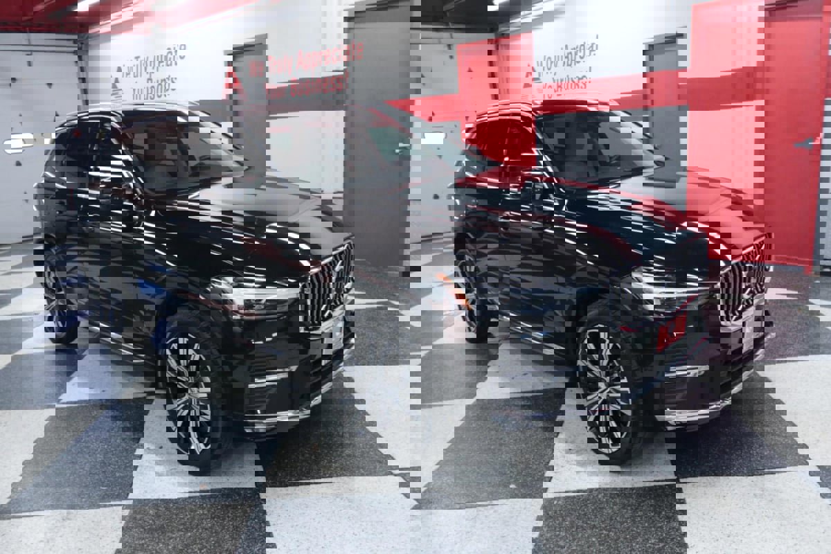 Used 2023 Volvo XC60 B5 Plus image 3