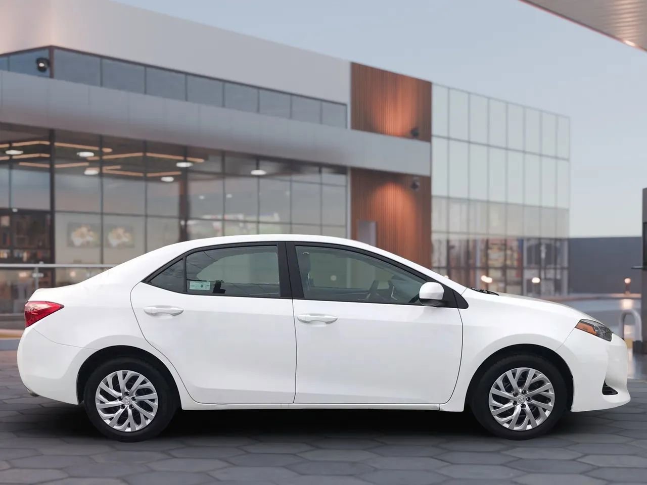 Used 2018 Toyota Corolla LE image 4