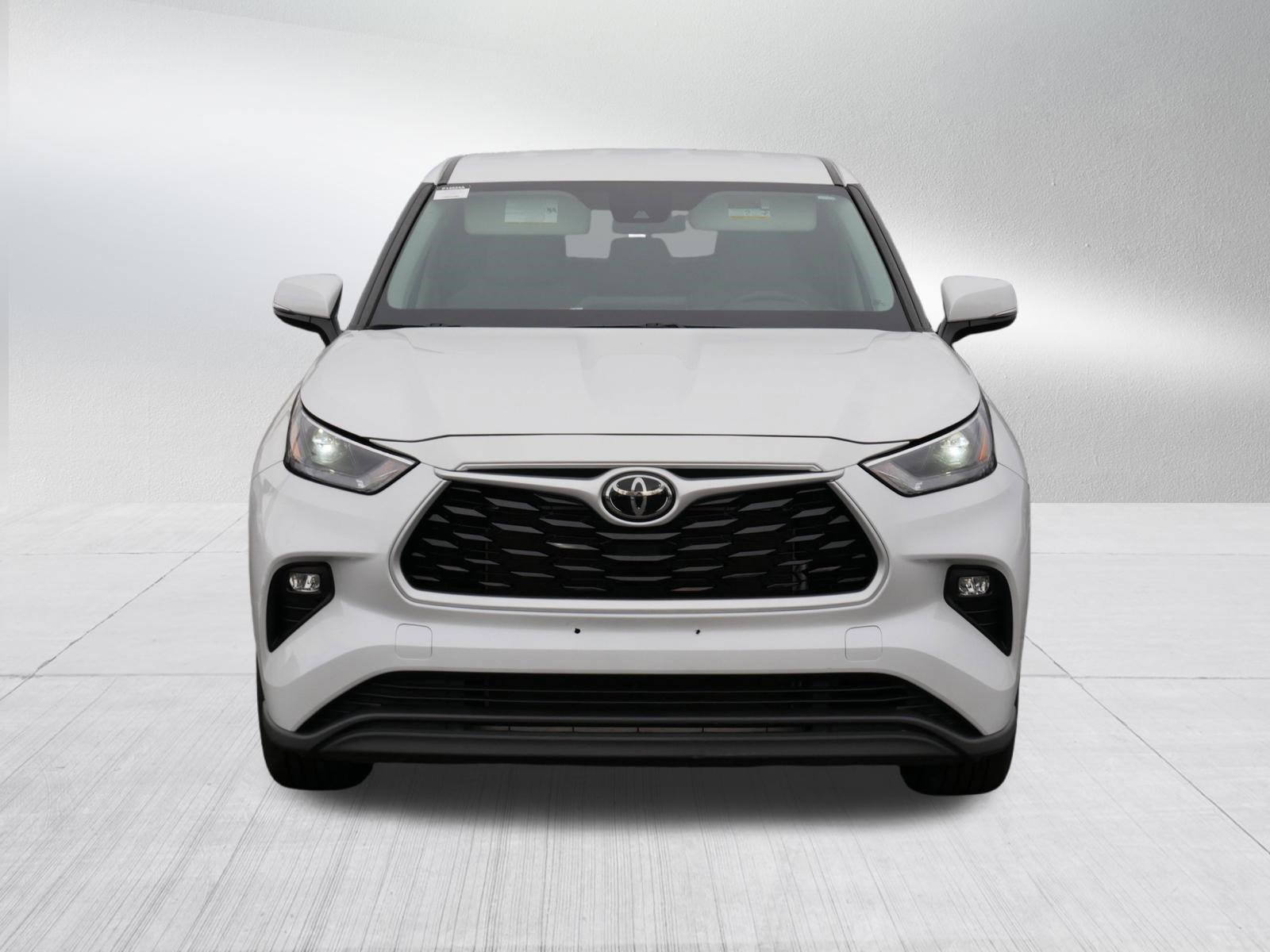 Used 2022 Toyota Highlander LE AWD/4WD image 2