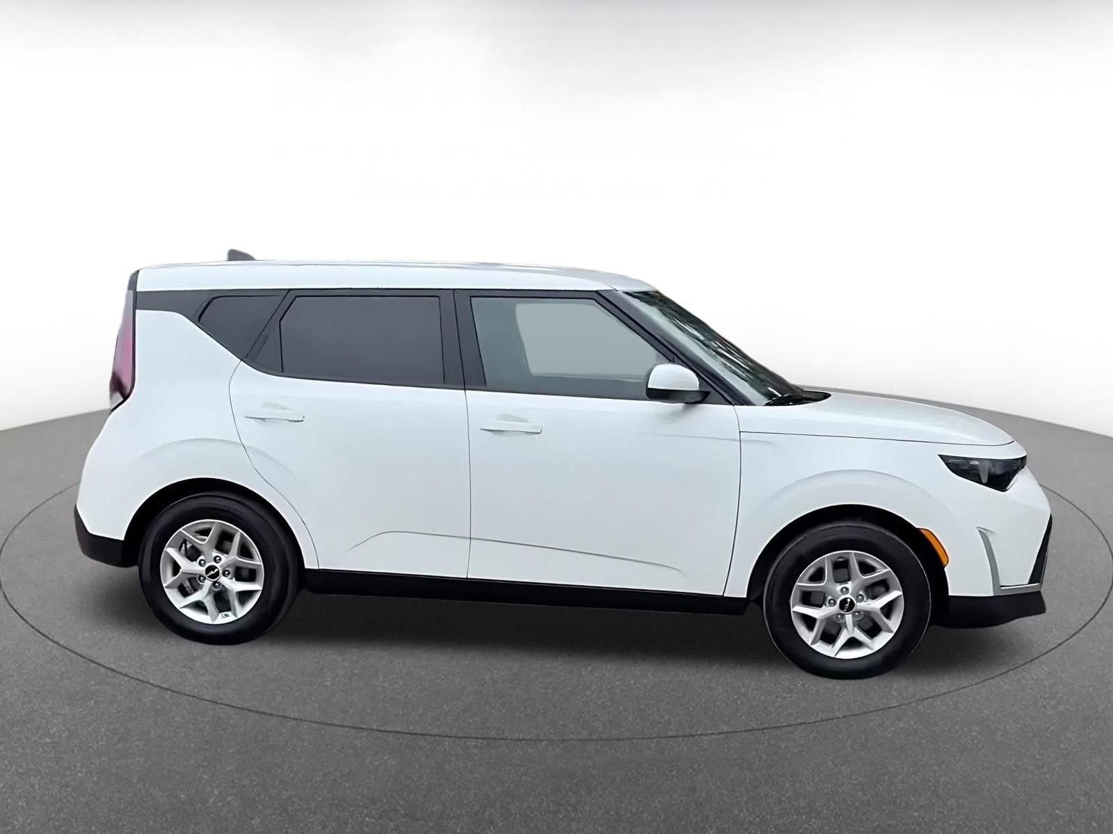 Used 2025 Kia Soul LX w/ LX Technology Package FWD image 15
