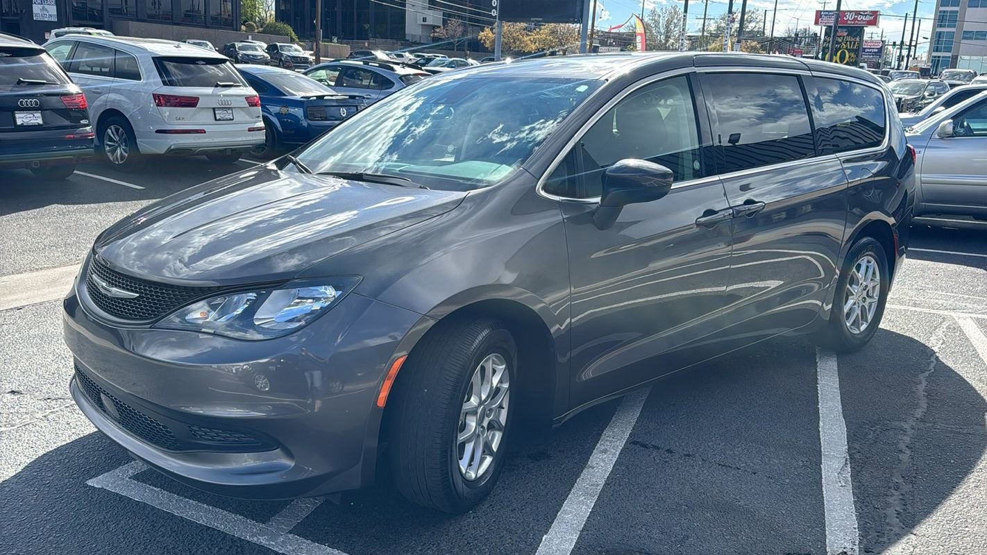 Used 2023 Chrysler Voyager LX image 7