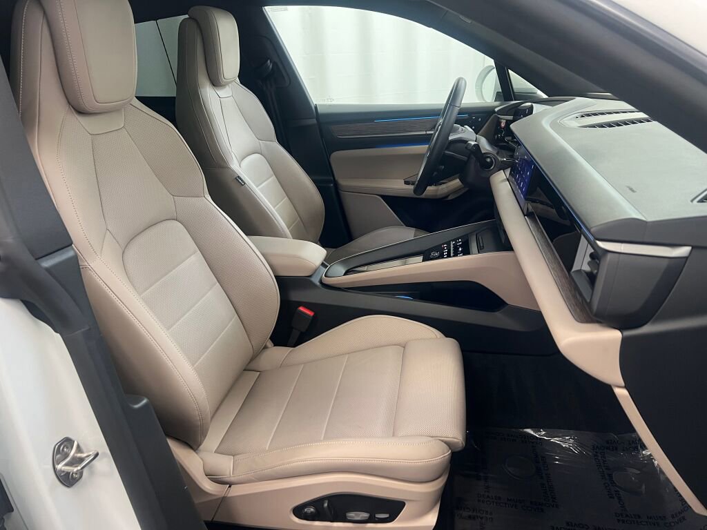 Certified 2025 Porsche Macan Electric image 28