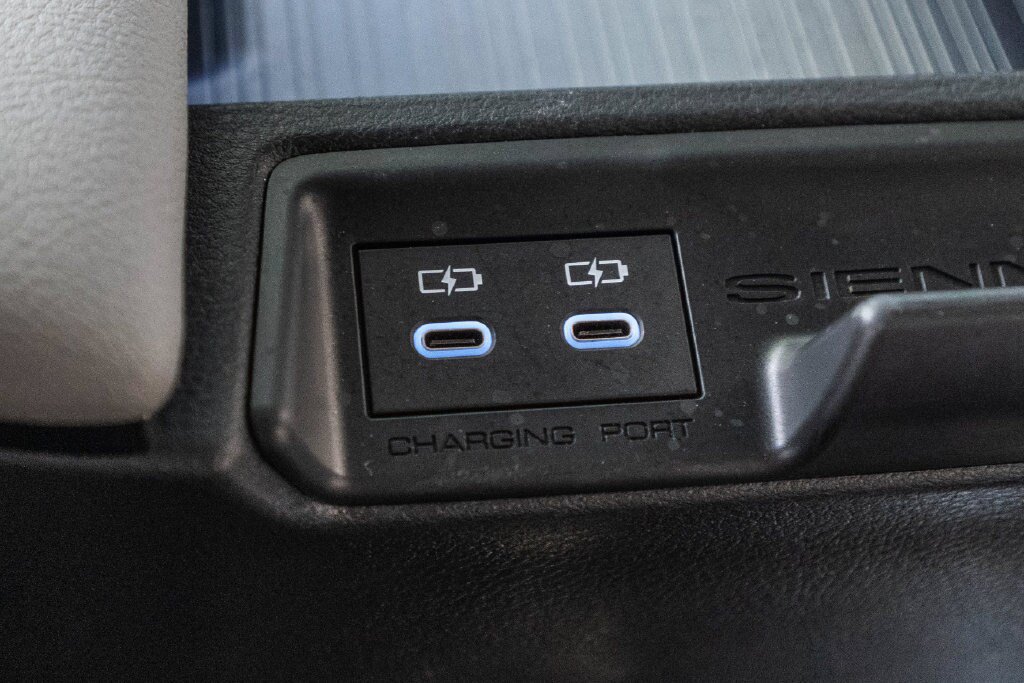Certified 2025 Toyota Sienna LE FWD image 31