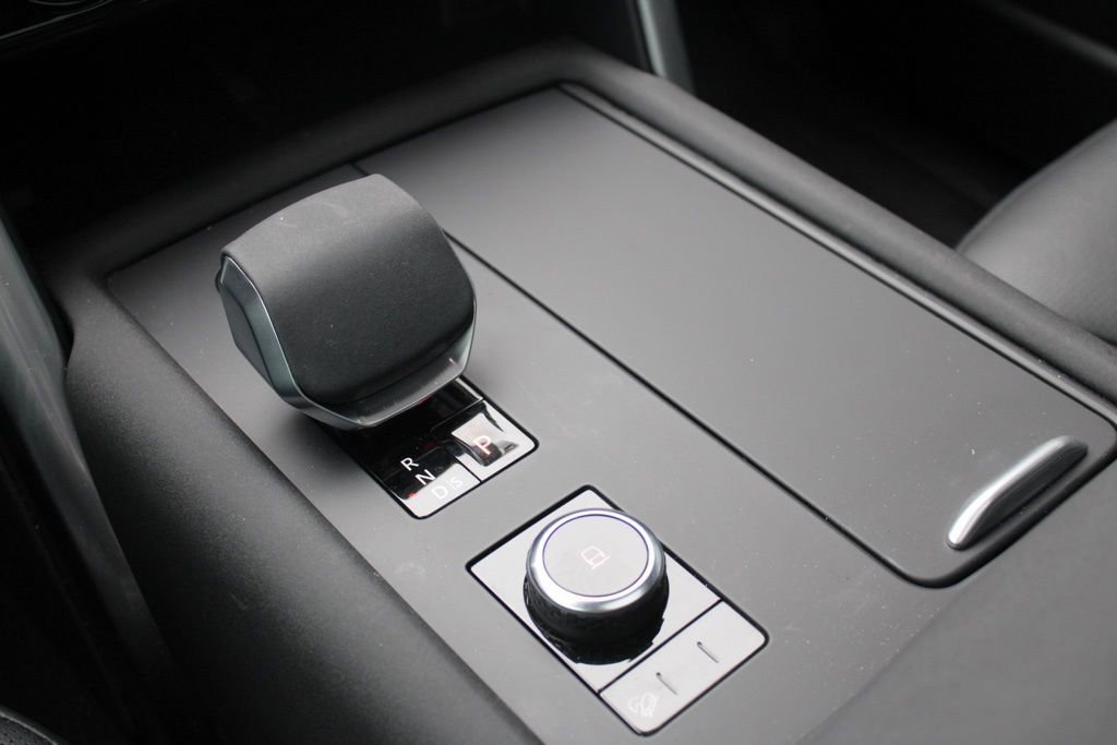 Certified 2025 Land Rover Discovery S image 26