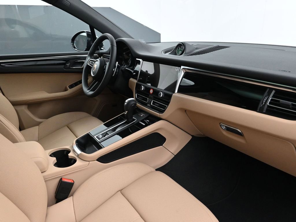Certified 2026 Porsche Macan AWD/4WD image 14
