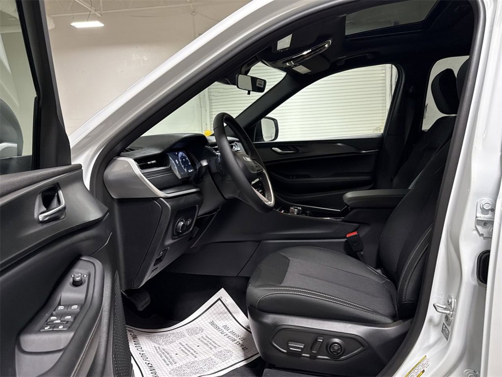 New 2025 Jeep Grand Cherokee L Laredo w/ Luxury Tech Group I image 19