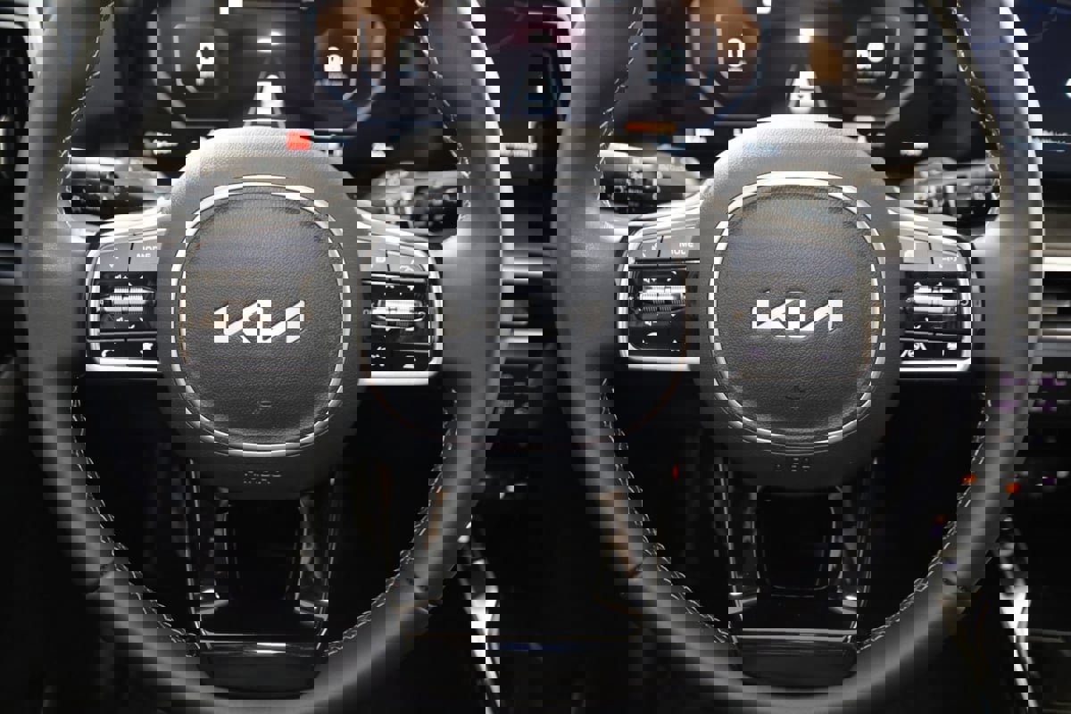 Used 2025 Kia Sorento SX image 37