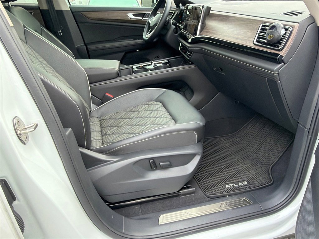 Used 2024 Volkswagen Atlas SEL Premium R-Line image 13