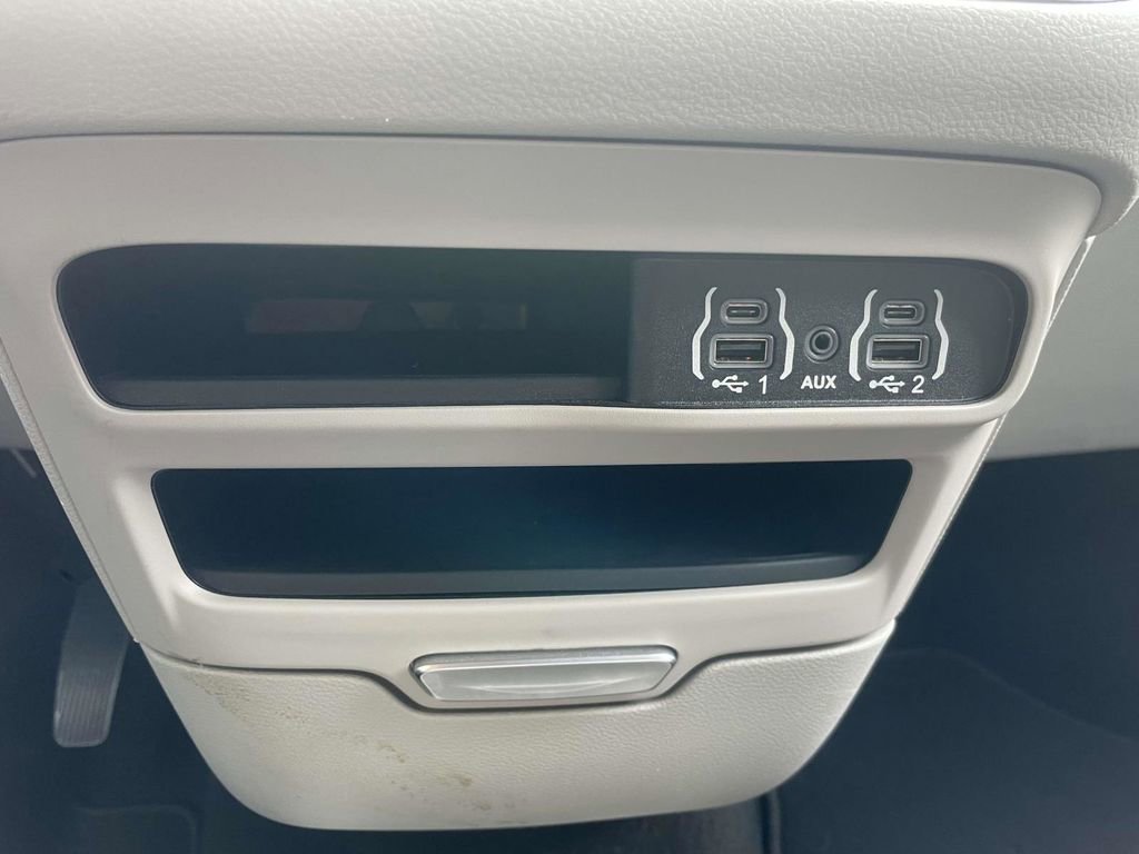 Used 2024 Chrysler Pacifica Touring-L image 39
