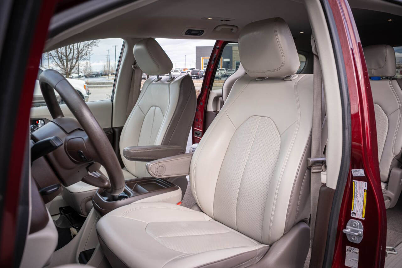 Used 2021 Chrysler Voyager Lxi image 11