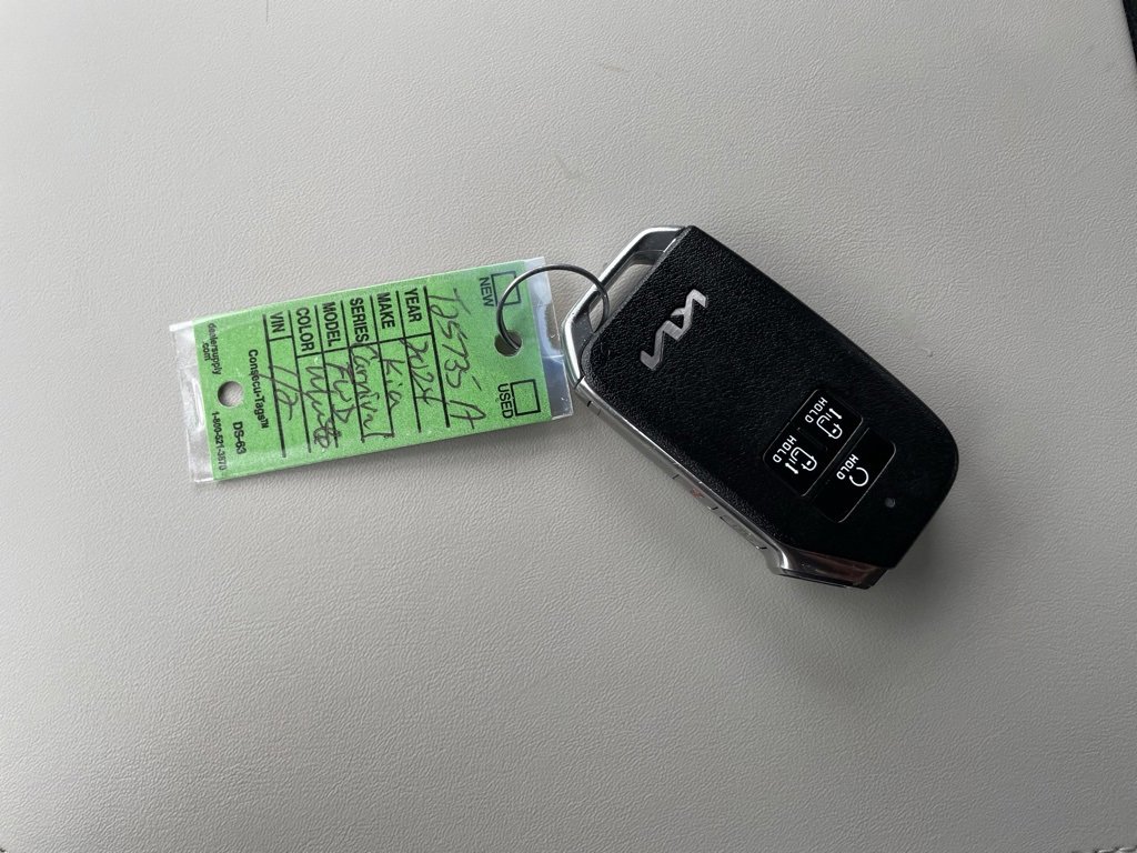 Used 2024 Kia Carnival LX image 31