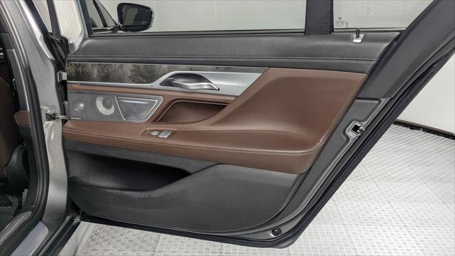 Used 2017 BMW 750i image 21
