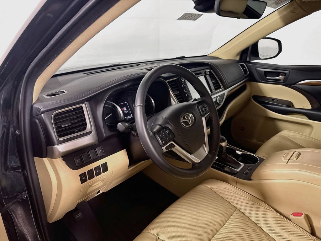 Certified 2019 Toyota Highlander Limited AWD/4WD image 10