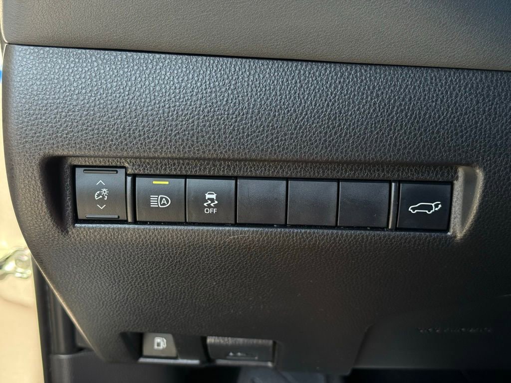 Used 2021 Toyota Venza XLE image 30