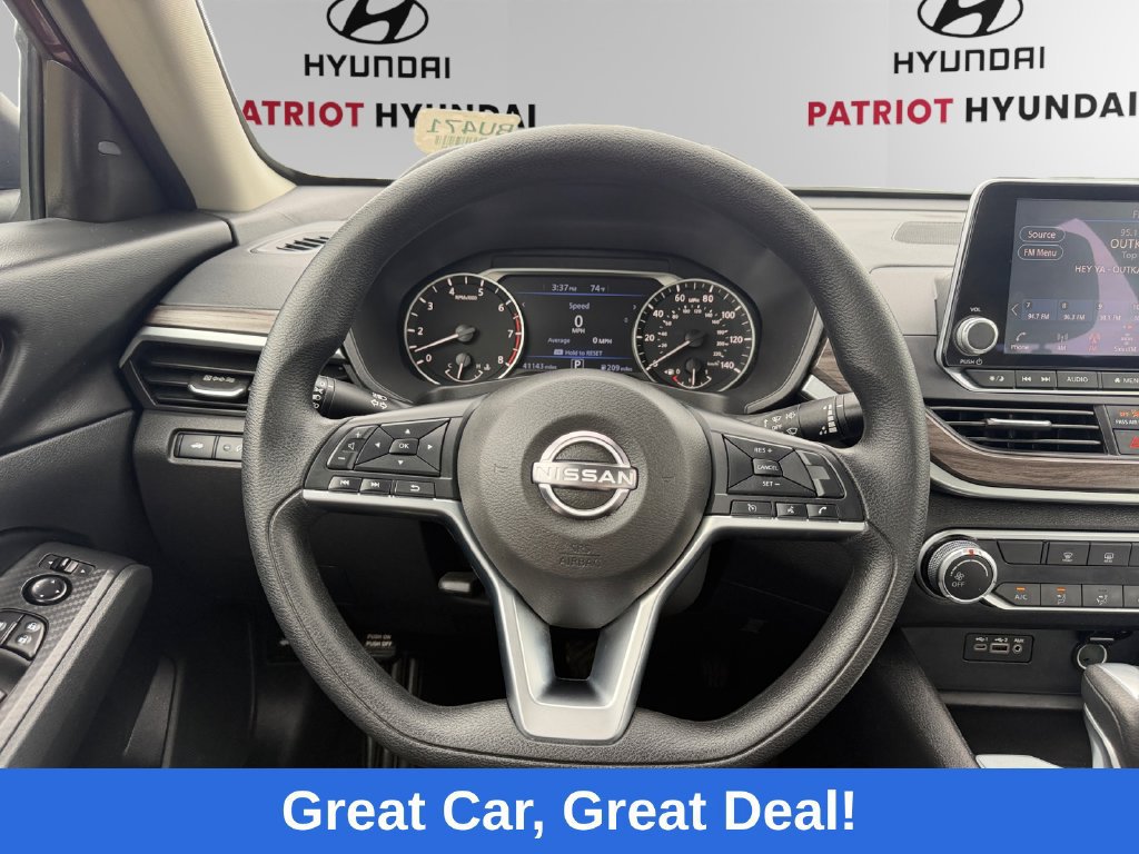 Used 2025 Nissan Altima 2.5 SV FWD image 12