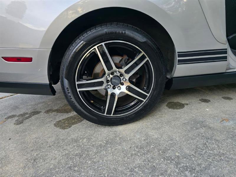 Used 2010 Ford Mustang Convertible image 12