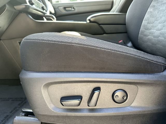 Used 2025 Nissan Pathfinder SV image 14