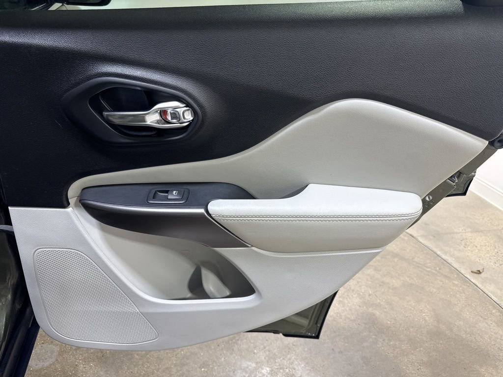 Used 2020 Jeep Cherokee Latitude Plus w/ Comfort/Convenience Group image 24