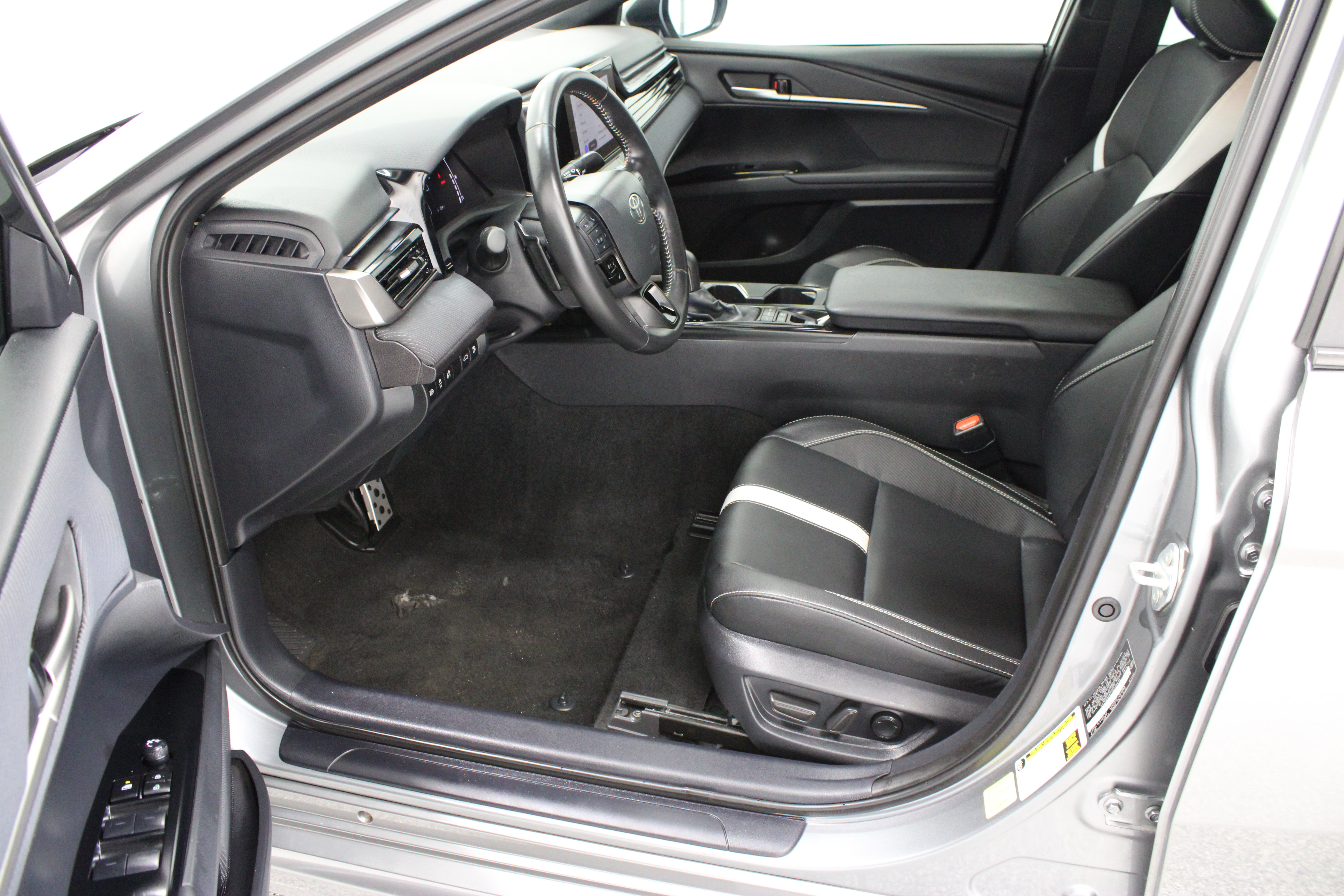 Used 2025 Toyota Camry SE FWD image 14