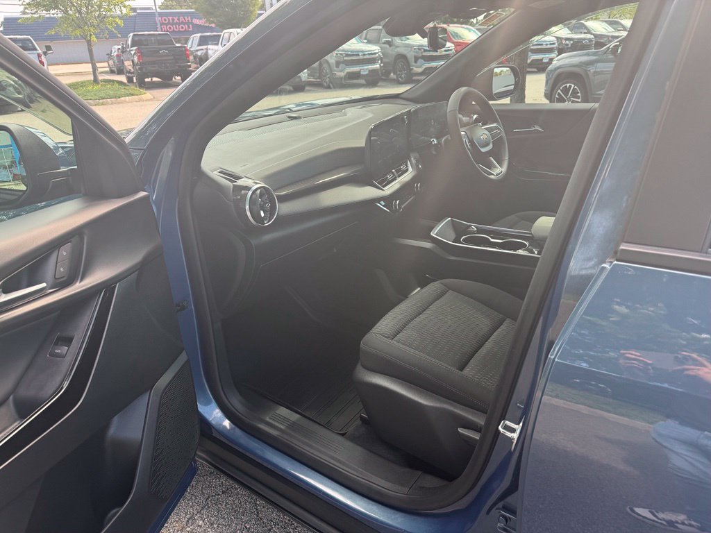 Used 2025 Chevrolet Equinox LT w/ Safety and Technology Package FWD image 15