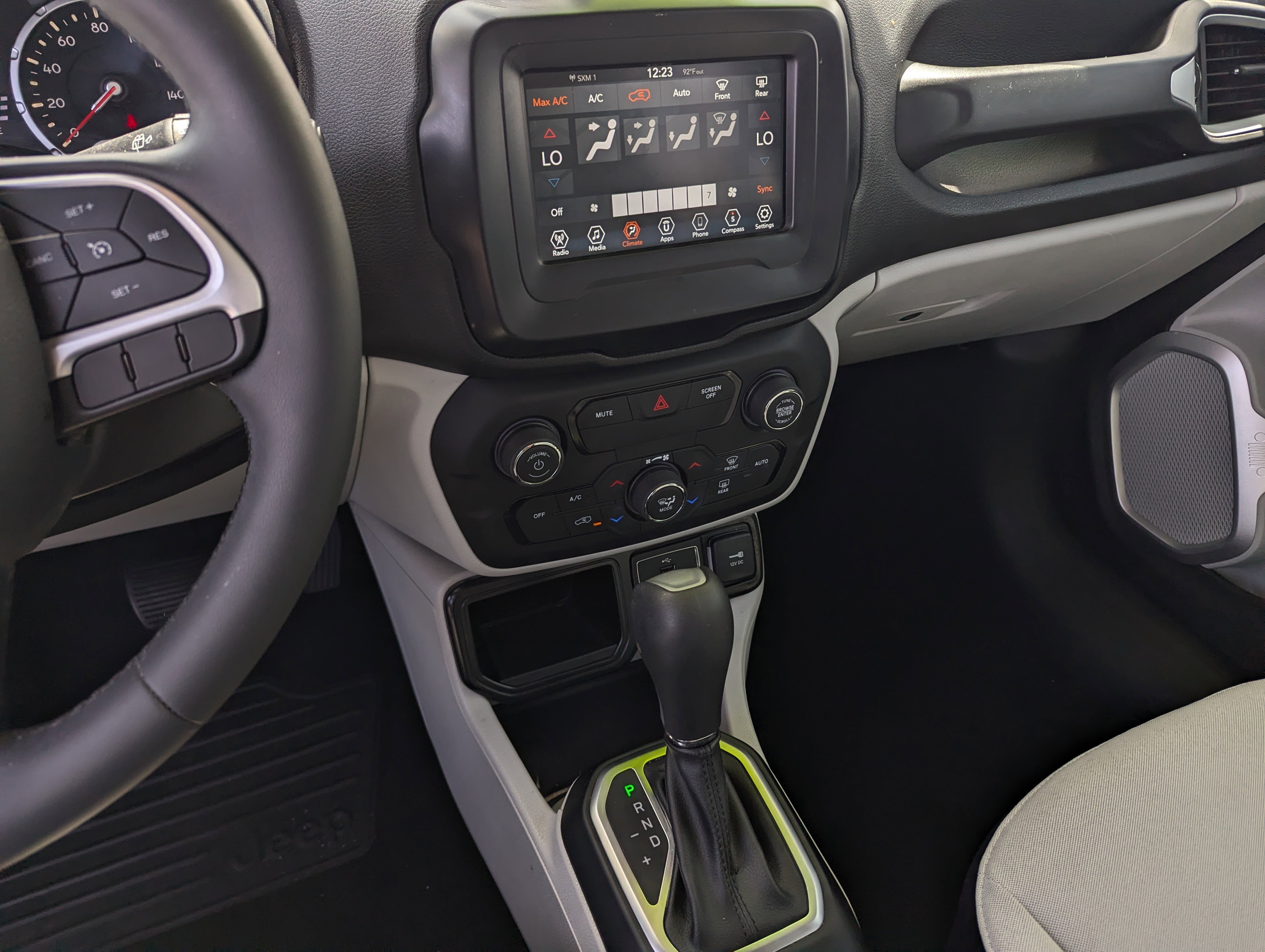 Used 2018 Jeep Renegade Latitude FWD image 10