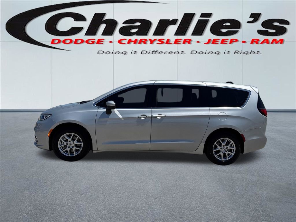 Used 2023 Chrysler Pacifica Touring-L FWD image 1