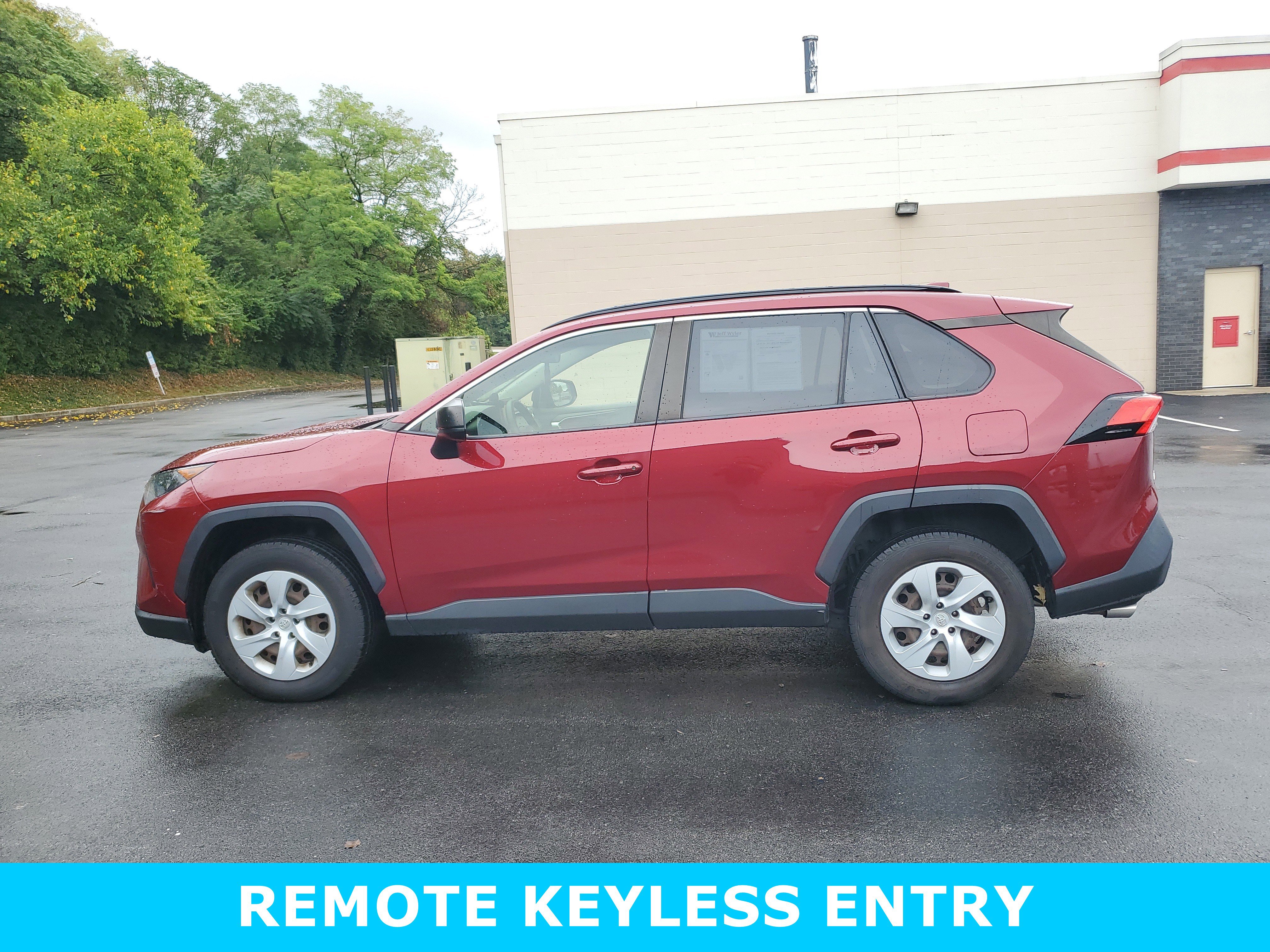 Used 2021 Toyota RAV4 LE image 8