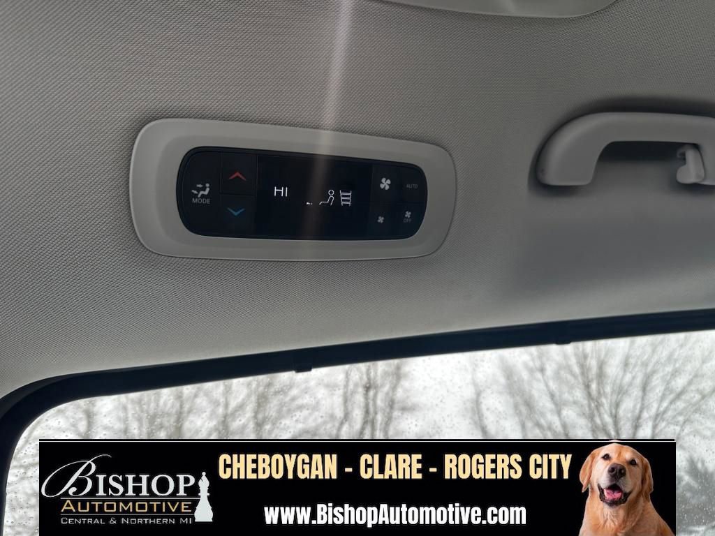 Used 2024 Chrysler Pacifica Touring-L FWD image 34