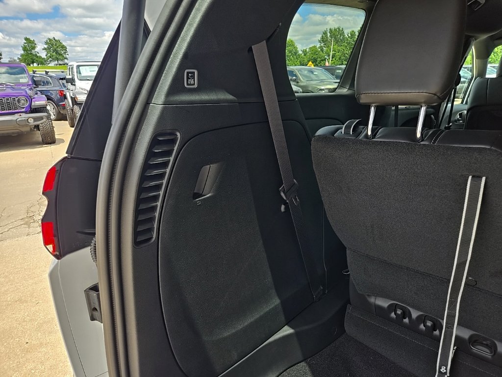 New 2027 Chrysler Pacifica Select w/ Family Tech Group FWD image 98