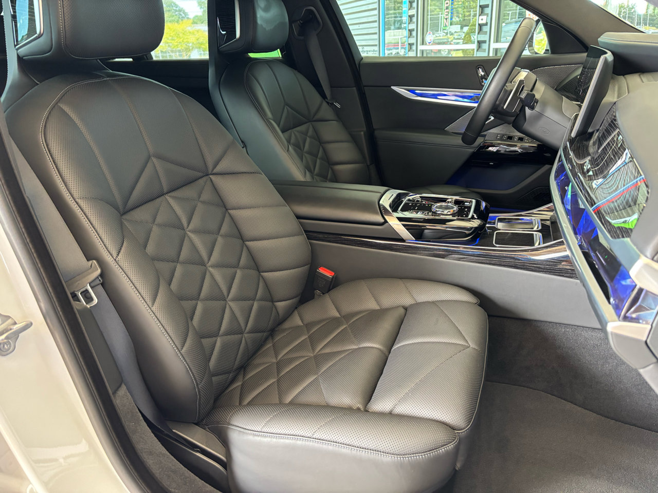 Used 2023 BMW 740i image 25