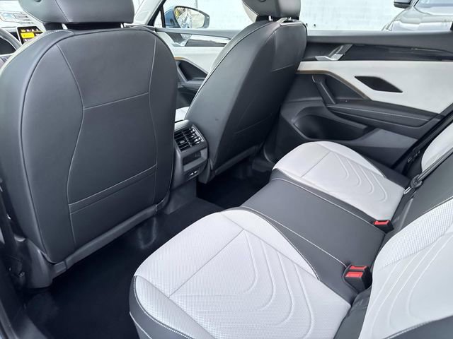 Used 2025 Volkswagen Tiguan SE w/ Panoramic Sunroof Package image 10