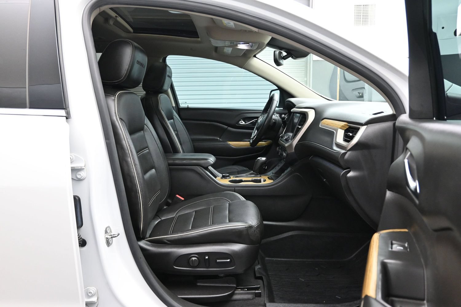 Used 2017 GMC Acadia Denali w/ Technology Package FWD image 13