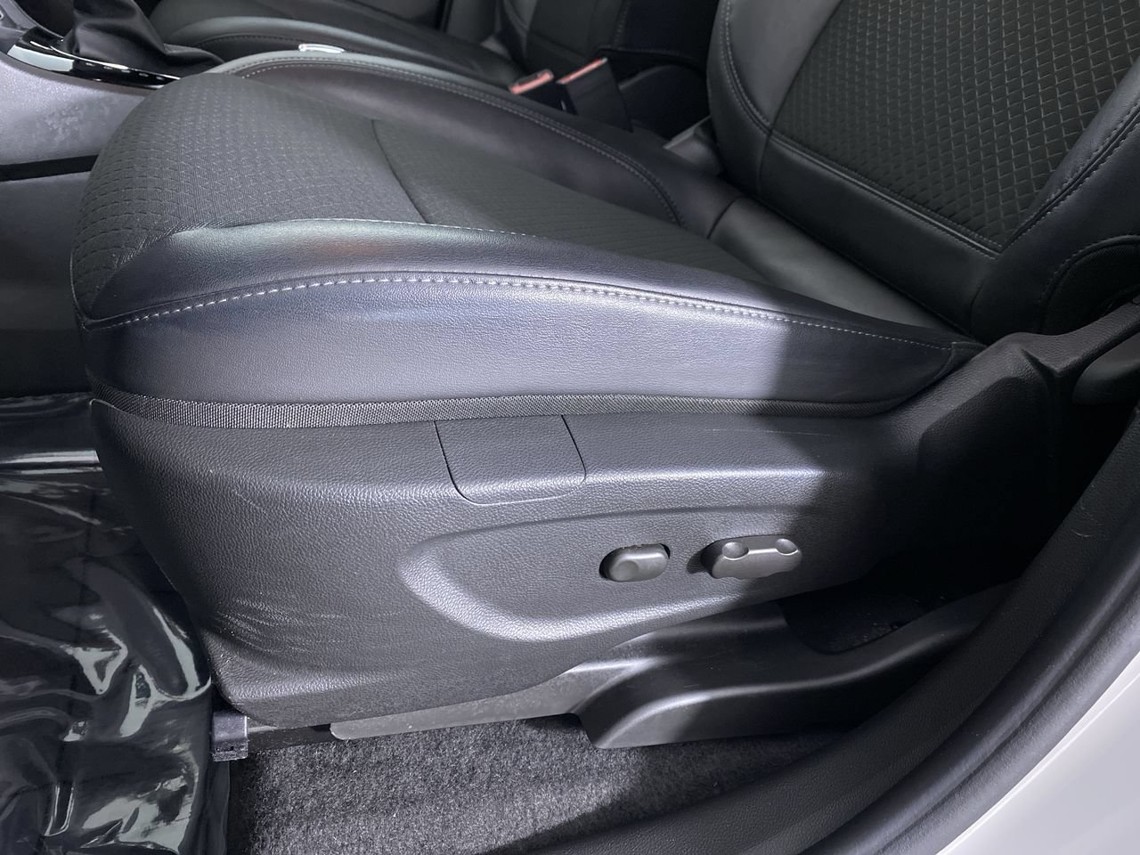 Certified 2022 Buick Encore Preferred w/ Safety Package AWD/4WD image 9