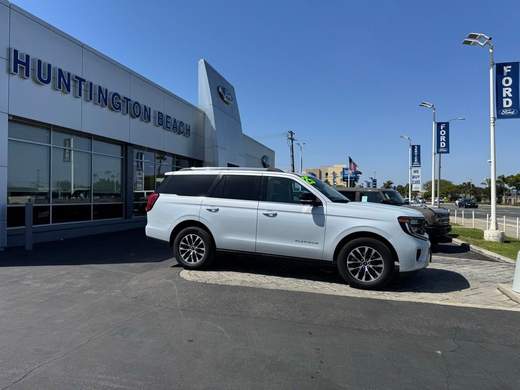 Used 2025 Ford Expedition Platinum AWD/4WD image 3