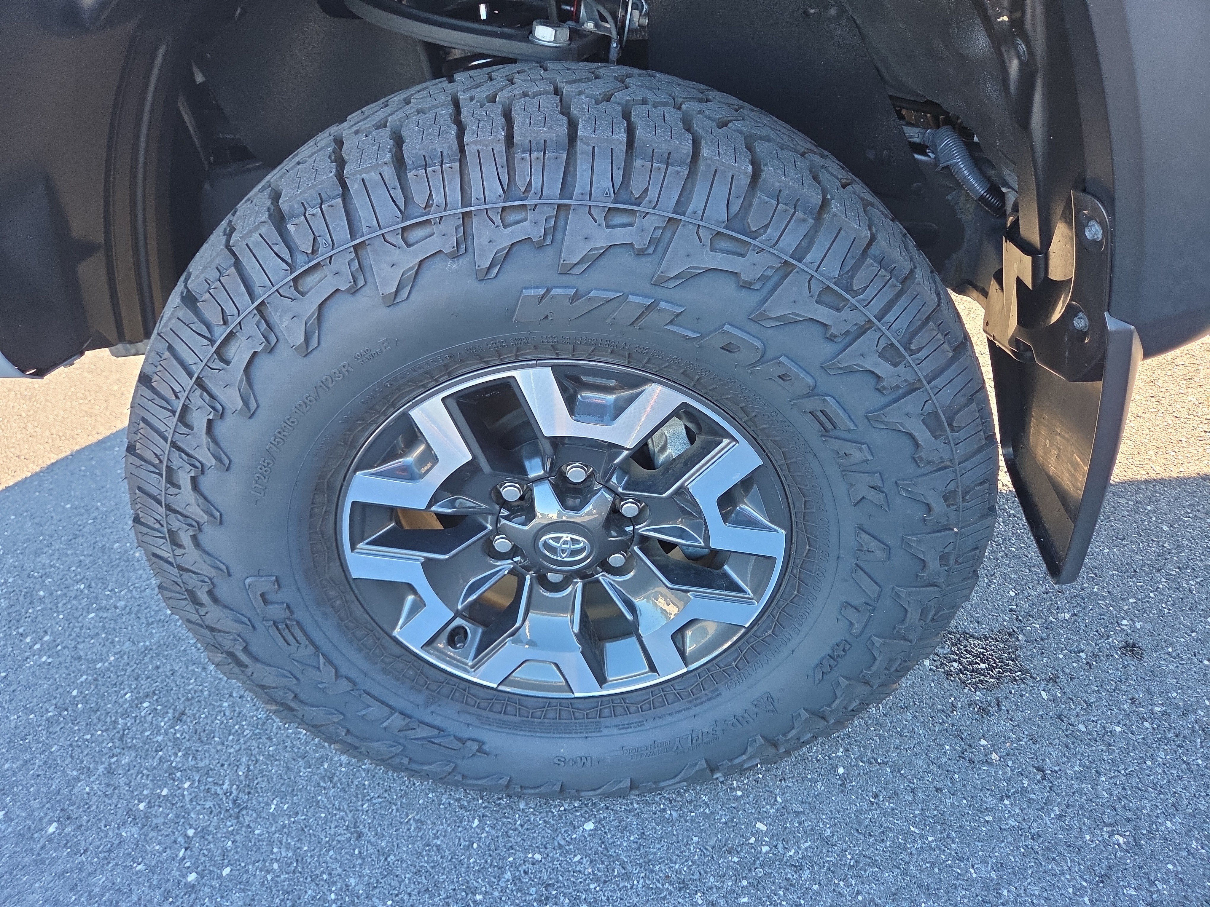 Used 2021 Toyota Tacoma TRD Off-Road w/ TRD Premium Off Road Package AWD/4WD image 27