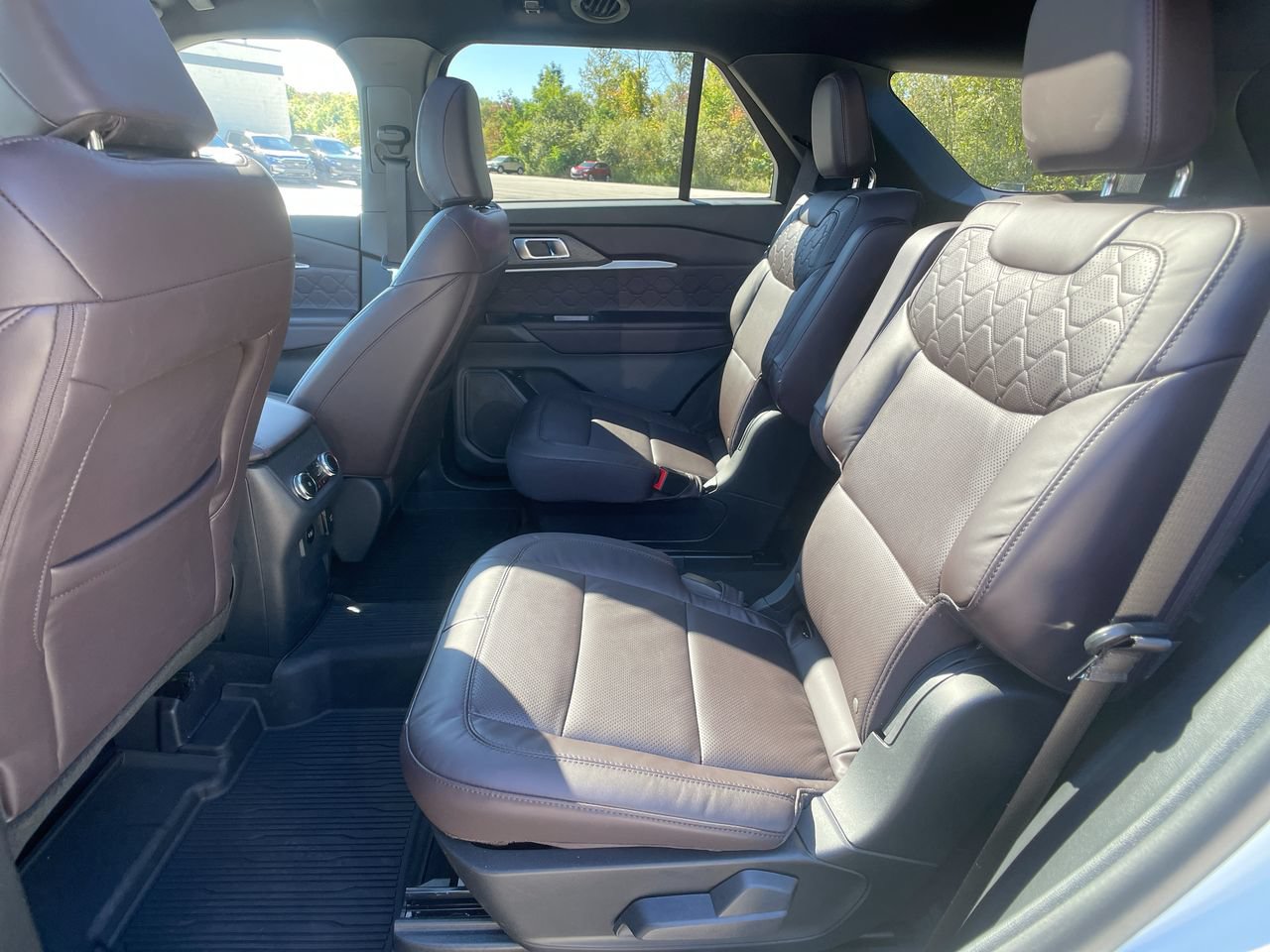 Used 2026 Ford Explorer Platinum w/ LUX Leather Package AWD/4WD image 24